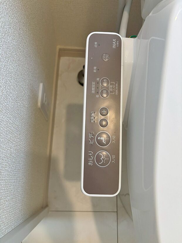 【同仕様写真 温水洗浄便座】温水での洗浄機能がついておりますので清潔かつ衛生面も安心です。