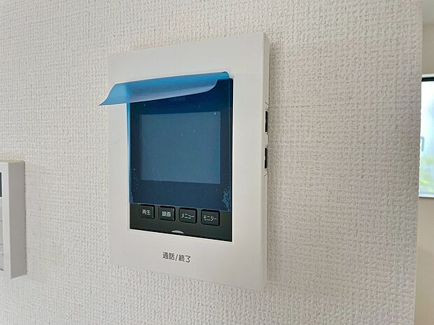 【ＴＶモニター付インターホン】奥様やお子さんのみの在宅も安心。ボタンひとつで通話が可能です。
突然の来訪も時間帯に関係なく鮮明な画像で確認することが出来ます。
