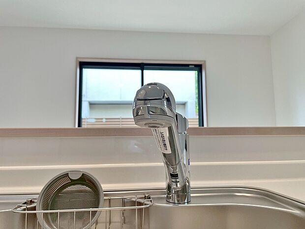 【浄水器内蔵水栓】しっかりと塩素を除去。毎日おいしいお水を楽しめます。
塩素によるお野菜のビタミン破壊も抑止出来ます。

