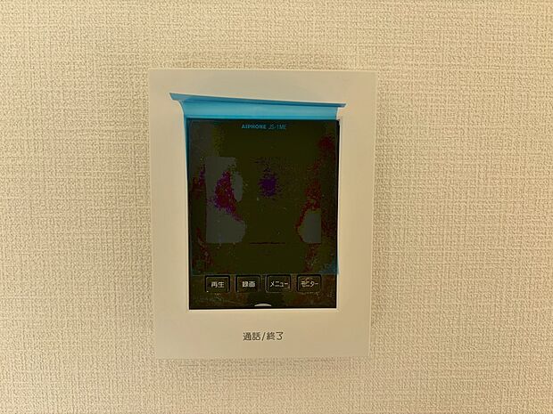 【同仕様写真　ＴＶモニター付インターホン】奥様やお子さんのみの在宅も安心。ボタンひとつで通話が可能です。