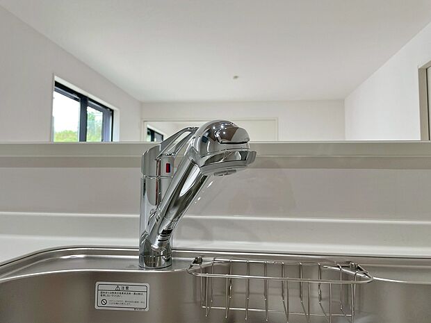 【■1号棟■　浄水器内蔵型水栓】しっかりと塩素を除去。毎日おいしいお水を楽しめます。
塩素によるお野菜のビタミン破壊も抑止出来ます。
