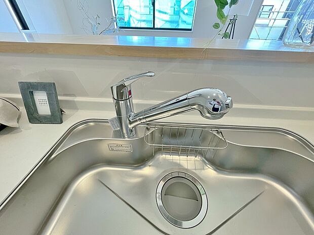 【同仕様写真 浄水器内蔵型水栓】しっかりと塩素を除去。毎日おいしいお水を楽しめます。塩素によるお野菜のビタミン破壊も抑止出来ます。