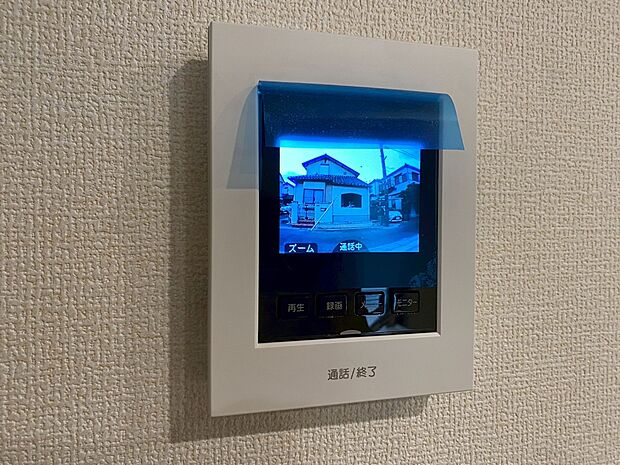 【TVモニター付きインターホン】奥様やお子さんのみの在宅も安心。ボタンひとつで通話が可能です。突然の来訪も時間帯に関係なく鮮明な画像で確認することが出来ます。