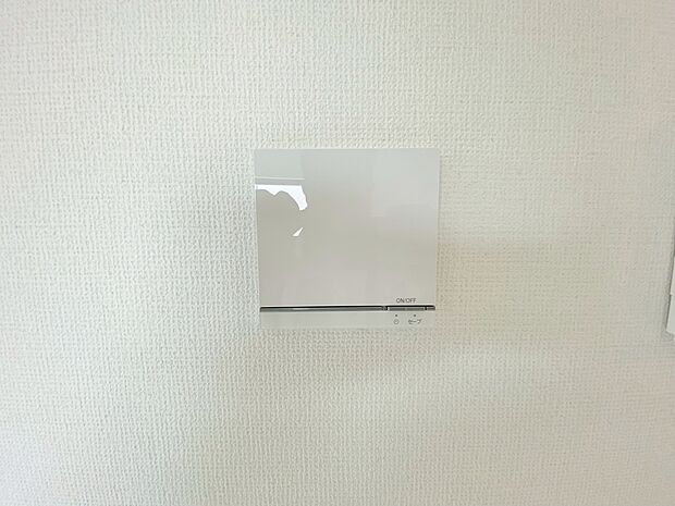 【同仕様写真 床暖房】足元からじんわりとお部屋を温めてくれます。
空気を汚すことがないので衛生的で乾燥もないので快適に過ごすことが出来ます。
場所も取らないので器具が邪魔になることもありません。