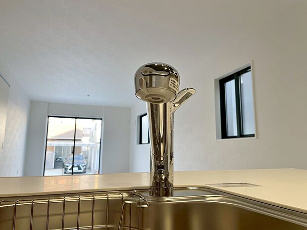 【■1号棟■　浄水器内蔵型水栓】しっかりと塩素を除去。毎日おいしいお水を楽しめます。
塩素によるお野菜のビタミン破壊も抑止出来ます。
