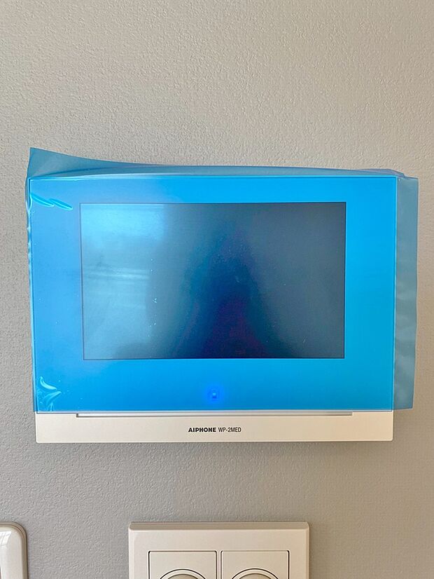 【同仕様写真　ＴＶモニター付インターホン】奥様やお子さんのみの在宅も安心。ボタンひとつで通話が可能です。
突然の来訪も時間帯に関係なく鮮明な画像で確認することが出来ます。
