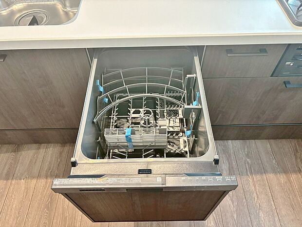 【1号棟　食器洗乾燥機】手間・時間をかけず、効率よく食器類を洗浄♪家事の時間を大幅に短縮出来ます。
かつ節水効果にも優れた食洗機を標準装備。スライド式なので場所も取りません。