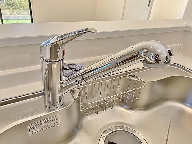 【浄水器内蔵型水栓】しっかりと塩素を除去。毎日おいしいお水を楽しめます。塩素によるお野菜のビタミン破壊も抑止出来ます。