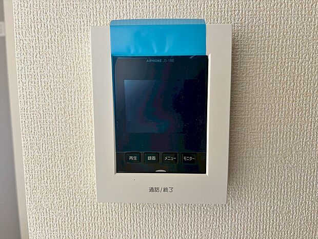 【3号棟 TVモニター付インターホン】奥様やお子さんのみの在宅も安心。ボタンひとつで通話が可能です。突然の来訪も時間帯に関係なく鮮明な画像で確認することが出来ます。