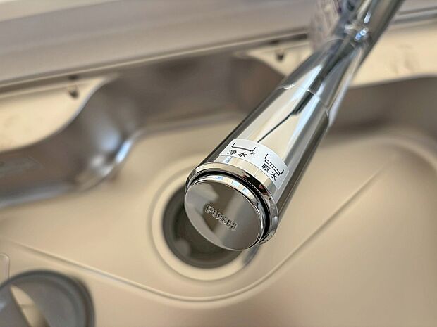 【3号棟 浄水器内蔵型水栓】しっかりと塩素を除去。毎日おいしいお水を楽しめます。塩素によるお野菜のビタミン破壊も抑止出来ます。