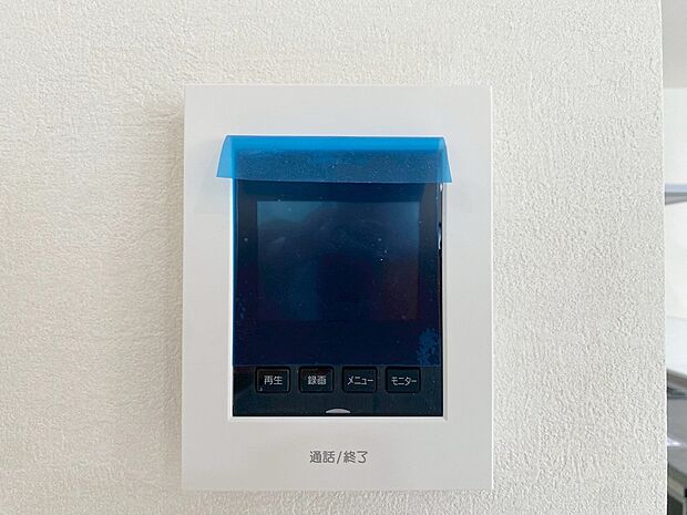 【1号棟　TVモニター付インターホン】奥様やお子さんのみの在宅も安心。ボタンひとつで通話が可能です。突然の来訪も時間帯に関係なく鮮明な画像で確認することが出来ます。