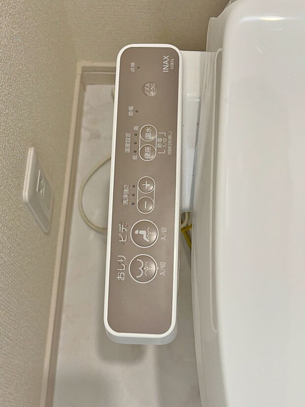 【同仕様写真　温水洗浄便座】温水での洗浄機能がついておりますので清潔かつ衛生面も安心です。
