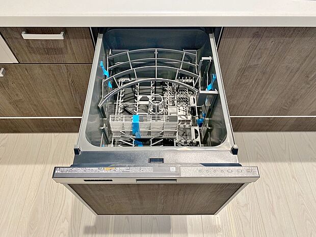 【■3号棟■　食器洗乾燥機】手間・時間をかけず、効率よく食器類を洗浄♪家事の時間を大幅に短縮出来ます。かつ節水効果にも優れた食洗機を標準装備。スライド式なので場所も取りません。