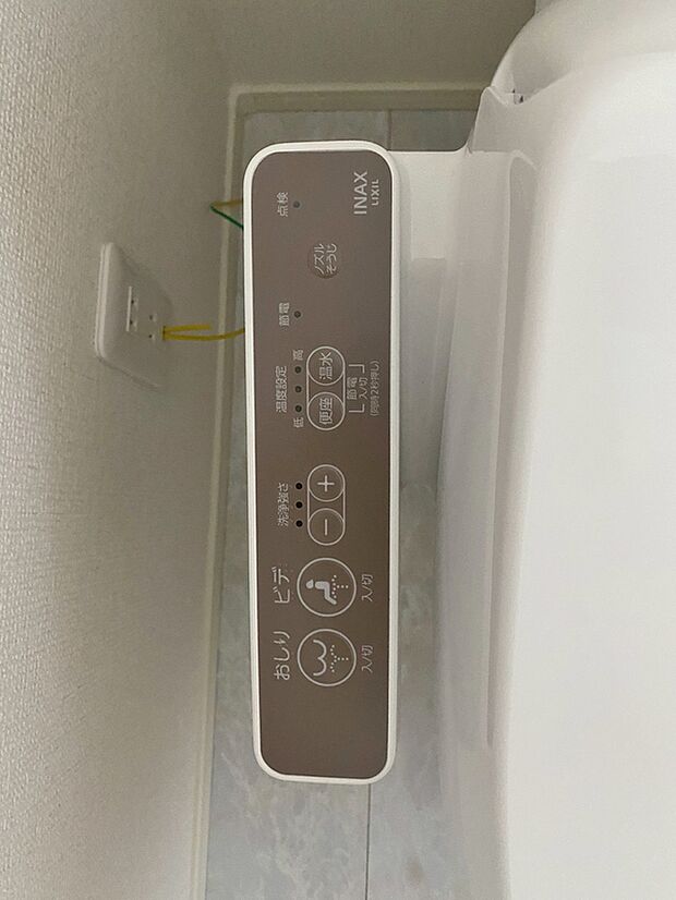 【同仕様写真　温水洗浄便座】温水での洗浄機能がついておりますので清潔かつ衛生面も安心です。
