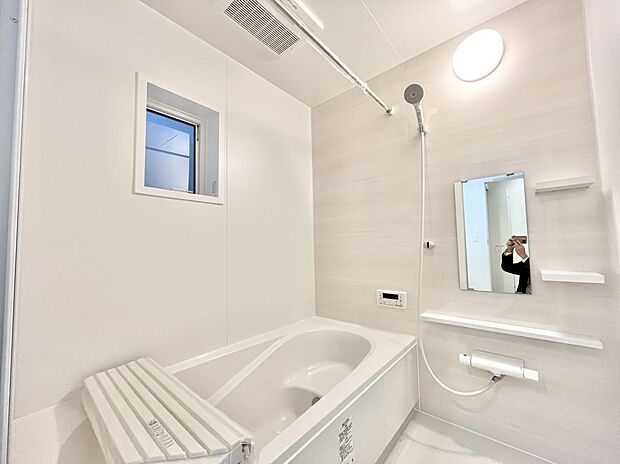 【浴室】【　１号棟　バスルーム　】
窓付きのバスルームは、採光もあり明るく気持ちの良い空間です。窓があることで、換気環境も良好。掃除もスムーズに出来ます。