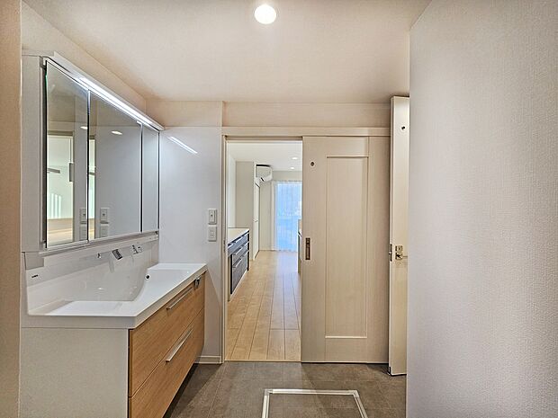 【内観】洗面所/キッチン動線(2024年11月撮影)