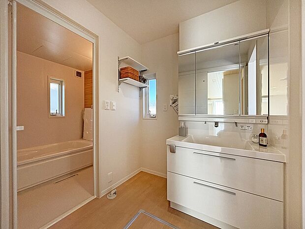 【１階の洗面台とお風呂（2024年1月撮影）】お掃除やお入れのしやすいバスルームです