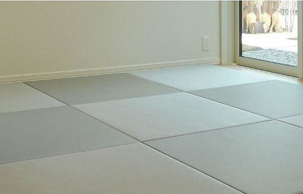 【【美草のタタミ】】カビやダニが発生しにくく、い草のタタミに比べて
衛生的で色あせがしにくい特性があります。