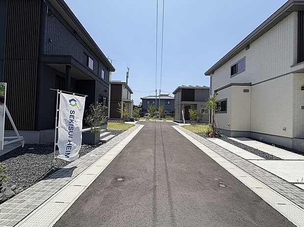 分譲地内の道路は幅員約6ｍと車のすれ違いも容易にできる広さです。建物の外観と間取り・植栽計画をプロが考えているため永く美しく続く街並みを形成しています。