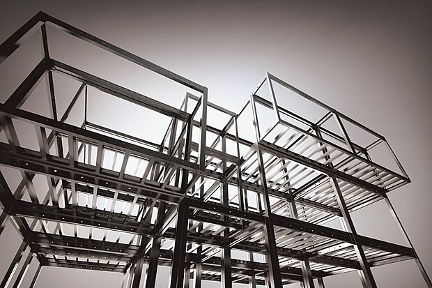 【鉄骨ボックスラーメン構造】柱と梁に平均耐用年数約140年のサビ対策(ZAMメッキ)を施し、接合部分は高強度・高精度な溶接により、ユニットを一体化。シェルターのように巨大地震に耐える強さを発揮します。