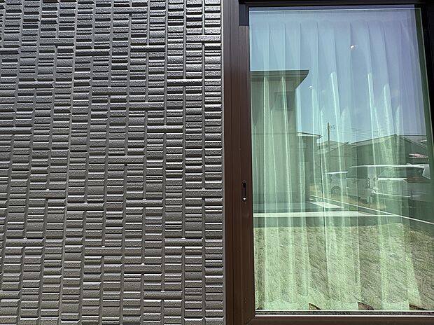 【外壁】素材の密度が高く水が染み込みにくい外壁材にUVAコーティングをすることで、雨水や紫外線による劣化を防ぐこだわりの外壁です。
【4号棟】外観(2025年7月)撮影