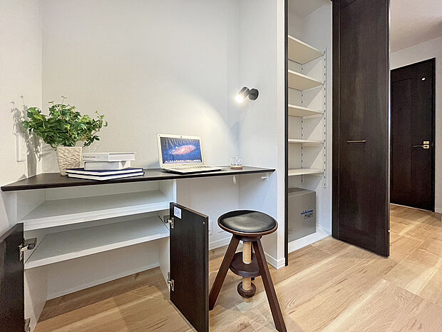 【その他内観】2階ホールにあるワークスペースです。
物干しスペースもあるので、カウンターデスクは書斎としてだけではなく、アイロンがけ用カウンターなど使い方自由自在◎
【4号棟】
ワークスペース(2024年2月)撮影