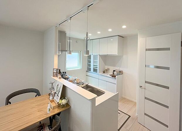 B棟キッチン（2022年5月撮影）備え付けのキッチン収納は収納力とお手入れのしやすさが特徴です。