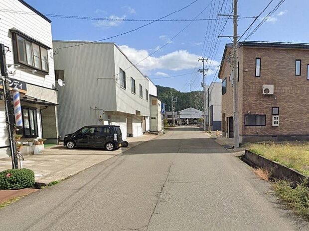 交通量が少なく、静かな前面道路です。