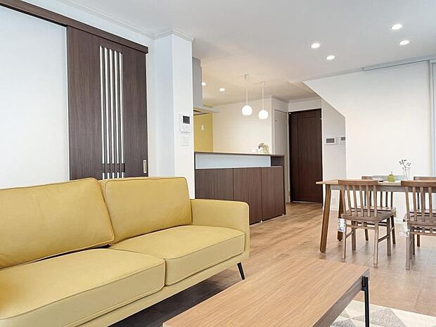 手元が隠れるハイカウンタータイプのキッチン。急な来客にも困りません（2025年9月撮影）