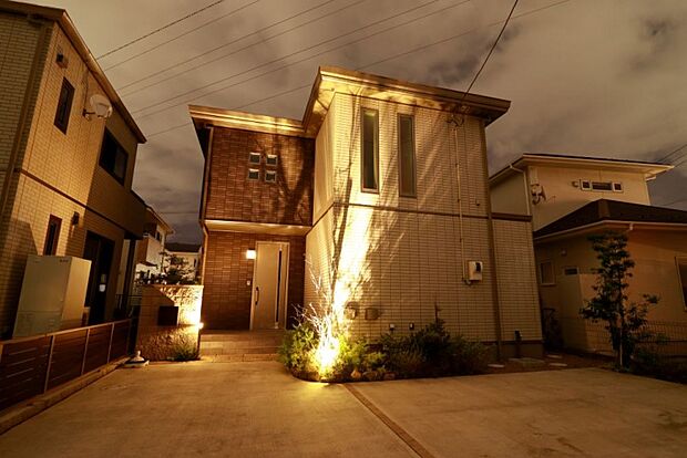 外観(昼)夜の灯りがやさしく包み込む、心落ち着くわが家。/2025年10月撮影