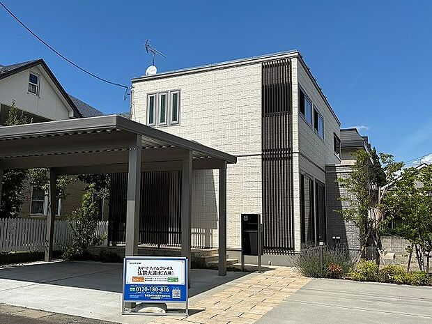 清潔感のあるホワイトカラーのA棟外観（2025年8月撮影）