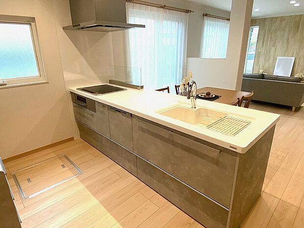キッチンをフルフラットとし、明るさと開放感を演出しております。（A棟）