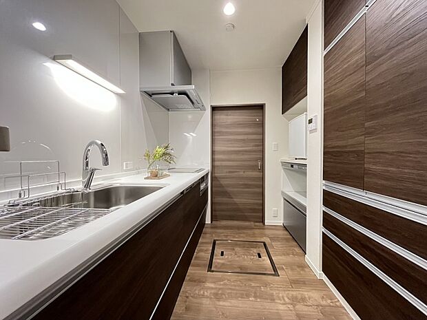 A棟キッチン／ランドリーへとつながる家事動線にこだわったキッチンです。（2025年7月撮影）