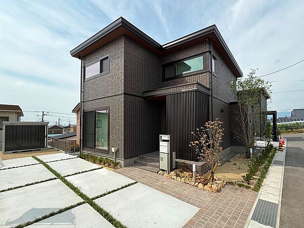 A棟外観/高級感のあるブラウンコーディネート!玄関の木調格子は道路からの視線を遮り、プライバシー確保の役割も(2025年6月撮影)