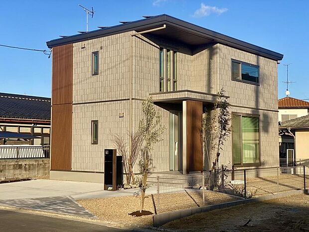 A棟外観／街並みとの調和を大切にしながら洗練されたデザイン性を誇るアーキテクトデザイン（2025年12月撮影）