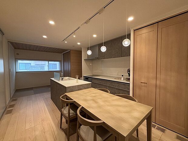 フラットなアイランドキッチンは明るさと開放感を演出