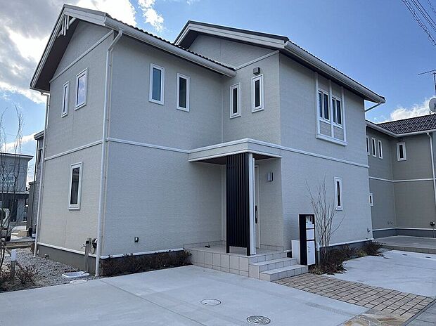 洋風デザインの木造住宅です。駐車場も広々3台止められます。(2025年1月撮影)
