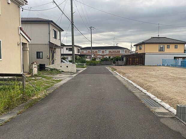前面道路は約5mございます。(東側道路:北側から撮影)/2025年9月撮影