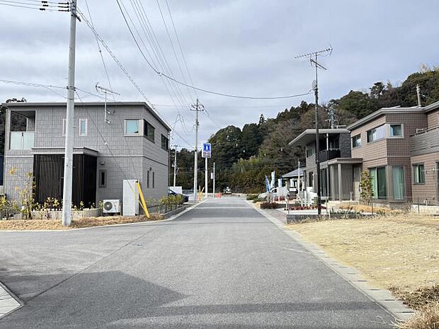 【【前面道路右側】(2025年2月撮影)】当該地からコンビニまで目と鼻の先!利便性の高い立地です。