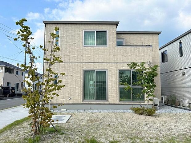 【H棟外観】落ち着いたベージュの外壁。LDKの大開口が良く映える外観に仕上げています。（2025年7月撮影）