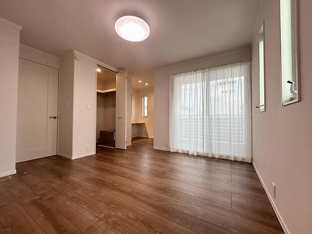 【G棟2階居室】WICと書斎を完備した主寝室。バルコニーへ直接出入りもできます。(2025年7月撮影)