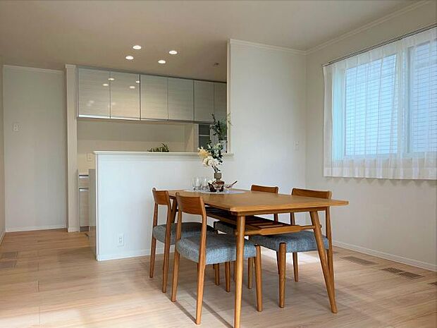 【H棟キッチン】白を基調とした清潔感のあるキッチン。IHヒーターと食洗器を採用していて機能面も◎（2025年7月撮影）