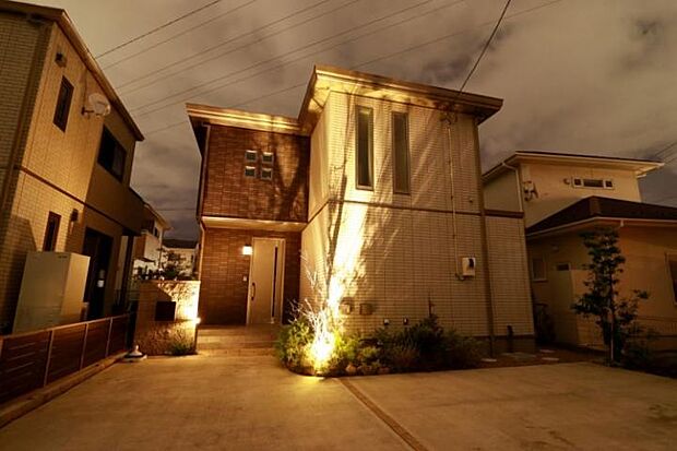 【外観(昼)】夜の灯りがやさしく包み込む、心落ち着くわが家。/2025年10月撮影