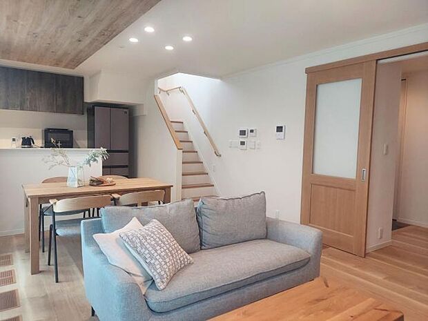 【リビング】いつでもご家族の気配を感じられるリビング内階段。木のぬくもりが感じられるリラックスできる空間。(2025年10月撮影)