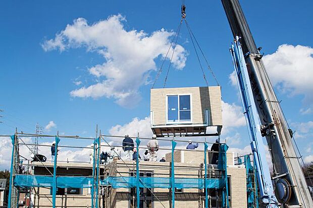 【ユニット工法】工場で作ったユニットを組み上げて住宅を作る。※建築規模や天候、その他の条件により一日で完了しない場合があります。