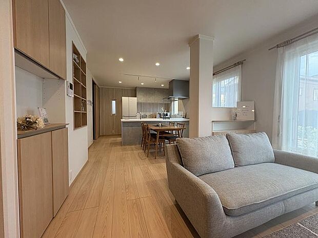 【A棟リビング】18.9帖のLDKはオープンなカウンターでダイニングと仕切りつつも奥行きを感じさせる空間。(A棟)