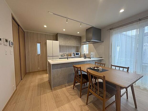 【A棟キッチン】キッチンをフルフラットとし、明るさと開放感を演出しております。(A棟)