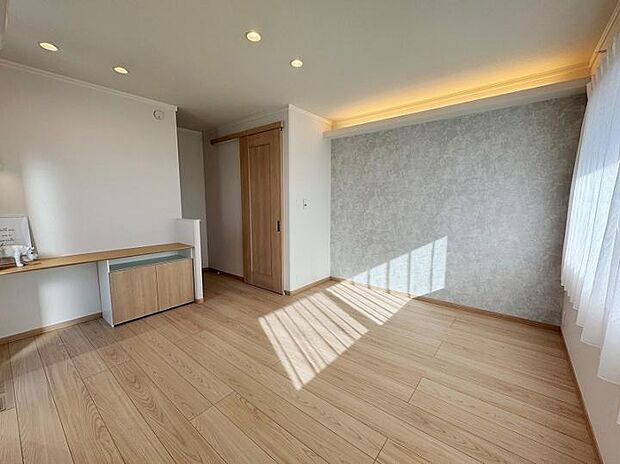 【A棟主寝室】間接照明のあたたかな光でリラックスしてお過ごしいただける主寝室。(A棟)