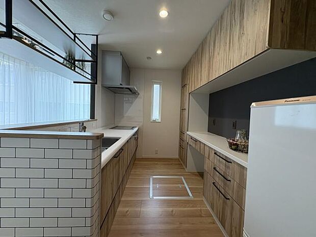 【A棟キッチン】木のぬくもり×白タイル調で、夏の朝も気持ちよくスタート。ビルトイン食洗器付きで後片付けもラクラク。(2025年7月撮影)