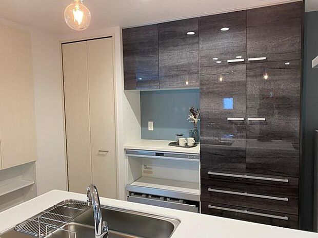 【A棟キッチン(2025年1月撮影)】キッチンにはタッチレス水栓やパントリー、収納可能なごみストッカーなども完備。快適な環境でお料理をしていただけます。